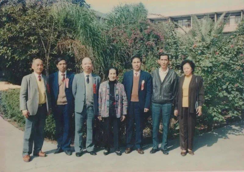 他是五华人世界球王曾踢哭英法称霸亚洲9连冠令日韩恐惧30年