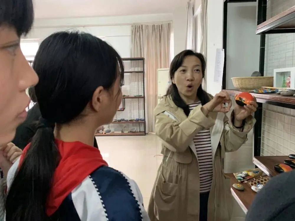 后泸州特校副校长肖敏与老师们分成小组直接走进126名残障学生和53名