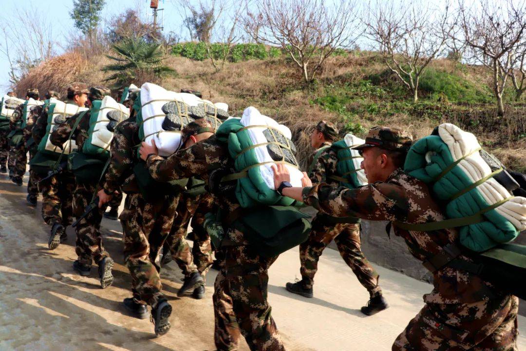 燃爆直击新兵们的第一次野营拉练