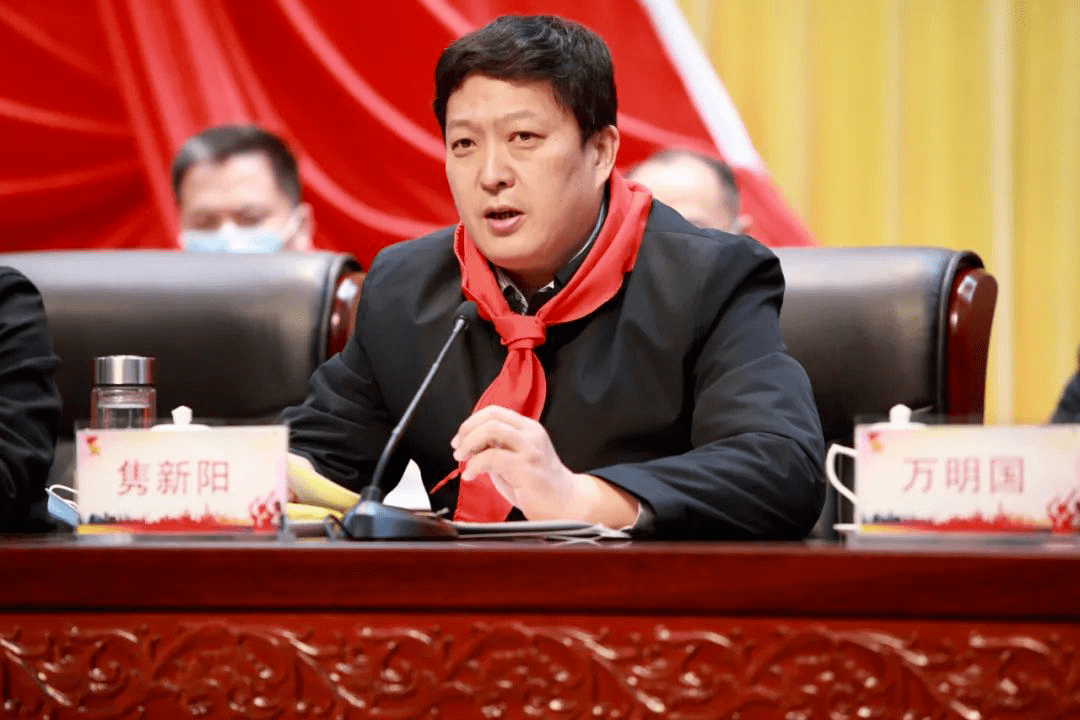 高举队旗跟党走,童心筑梦新时代