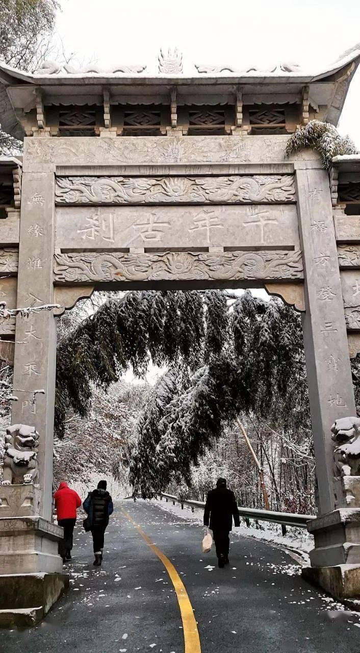 太美!雪后的汤池二姑尖白云禅寺,美成了童话