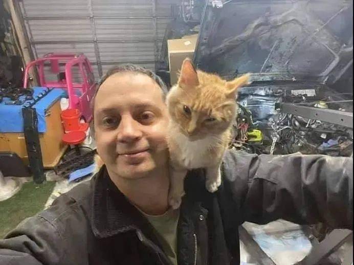 男子认真修车时,竟来了一只橘猫监工