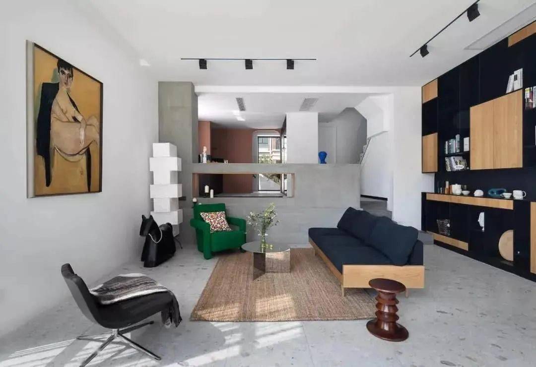 很多人装修把沙发靠墙放只是习惯,觉得有安全感,风水好.