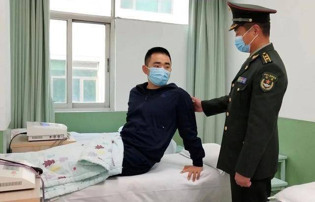 走进每一间病房,看望慰问住院官兵.