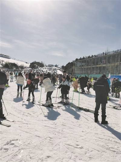 全市接待外地来杭游客量176万人次 游客对冬季滑雪热情高涨