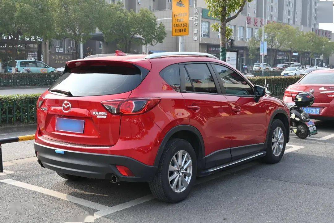 这是马自达的"魂动红",煞费苦心研发的一款很特别的红色金属漆