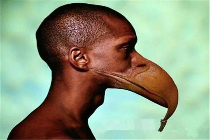 是一位来自墨西哥的小女孩子,从出生的那一天起被所有人称作为"怪物"