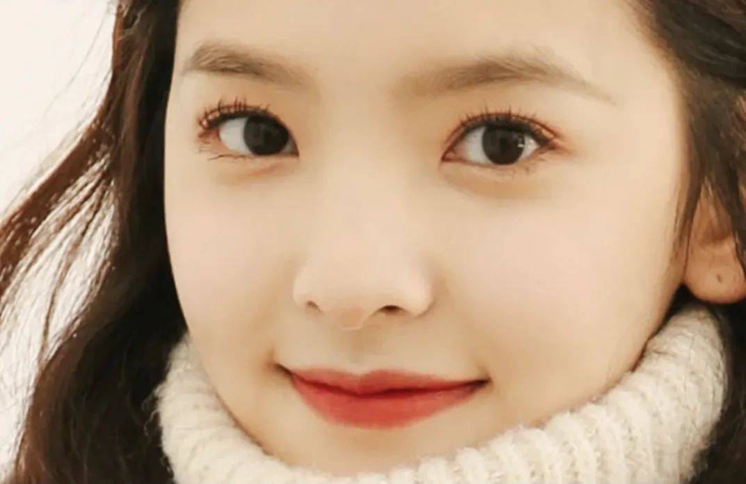 眼线眼线将眼尾向下微微画出一点,打造眼线下垂的无辜眼,增加眼睛的灵