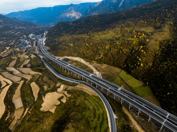 漳县第一条高速公路通车运营