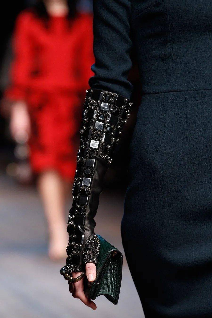 华丽的刺绣钉珠是秀场设计中最为华贵的手套设计.