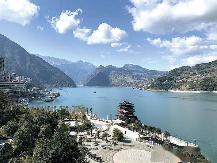 巴东县城一角1精细保洁让城市环境更精致2020年12月29日清晨,一辆垃圾