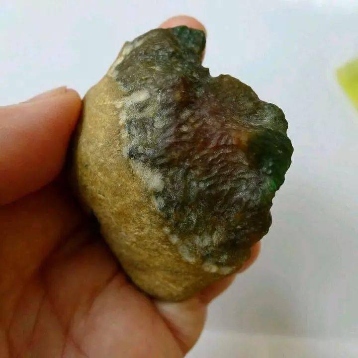 3000买的翡翠原石,开出三彩翡翠,成品出来货主笑的合不拢嘴!