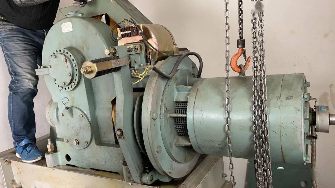 2021年1月2日开始,4台日立电梯更换油封,1天2台03餐梯只能一个人做02