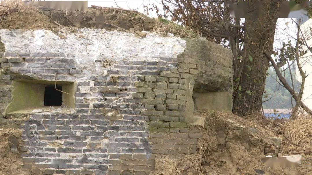 因为它不是一个普通的地下掩体,也可以看得出来,上面有射击孔,下面有