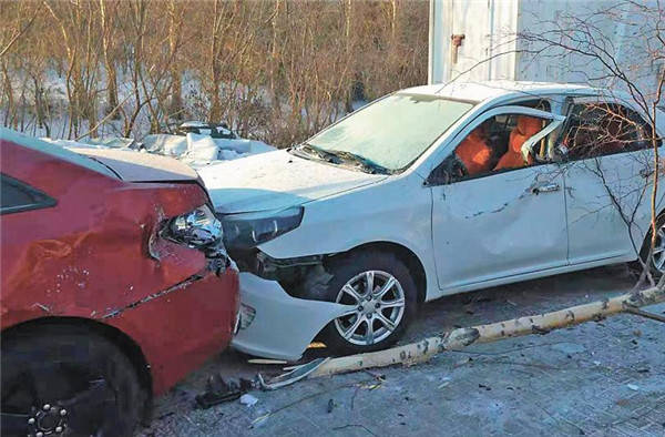 松北区南京路与呼兰大道交口附近北岸七英里小区路旁发生严重交通事故