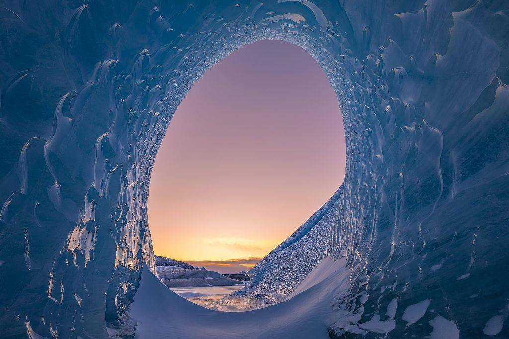 冰岛：湛蓝美景在眼前  摄影师拍摄巨型冰洞