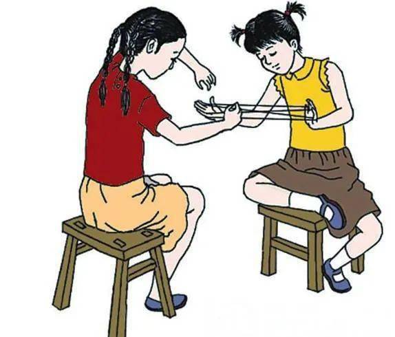 套在一个人两手的三个手指上,两边是单条直线,中间是两个剪子股的斜线