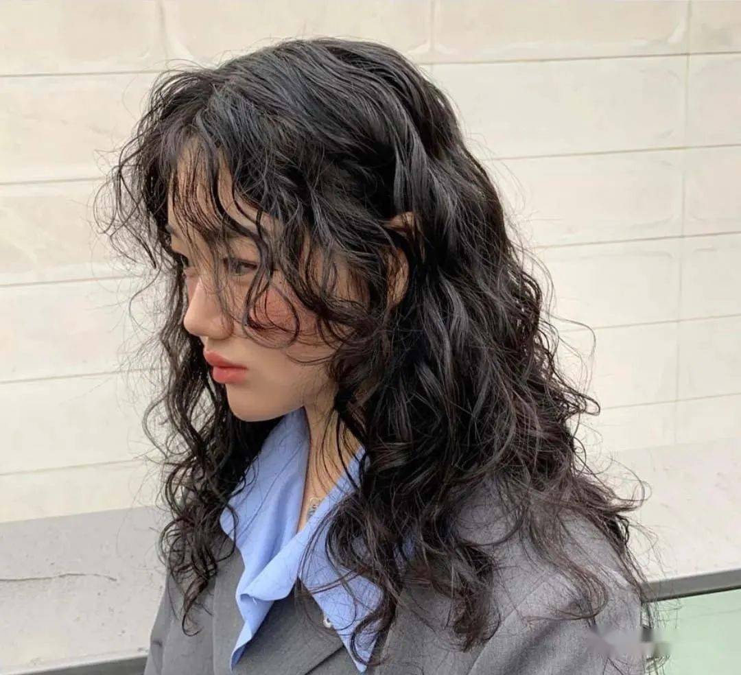 一定要尝试这款百搭好看的海藻烫,如果你是怕冷的妹子,让你的发型看