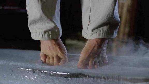 打赤脚踩冰块透心凉