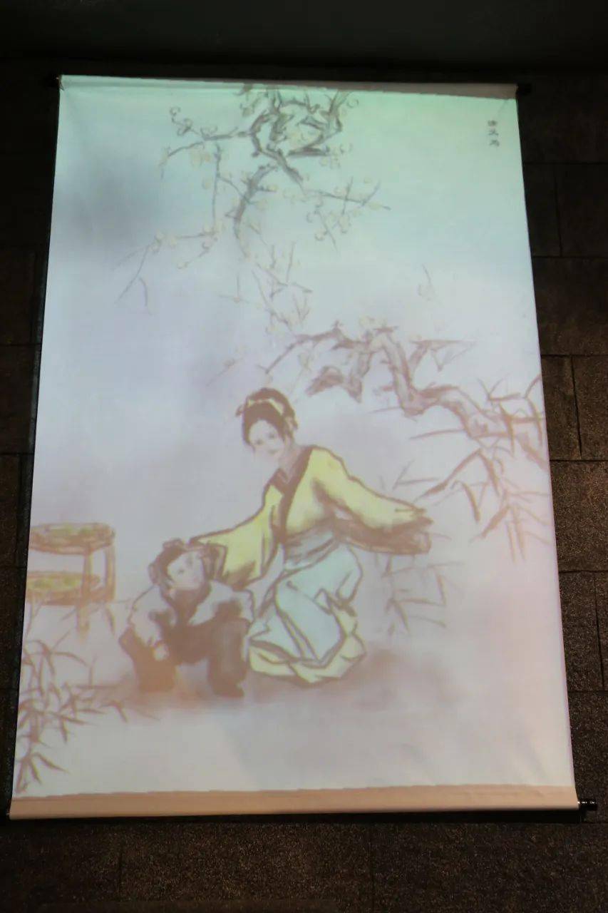 "欧母教子"展区,欧母"画荻教子"的雕塑让人倍感亲切从飘带上垂下的半