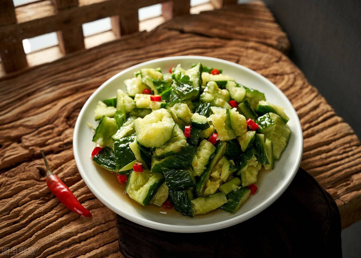 凉拌黄瓜时多做一步,黄瓜脆嫩爽口不出水,简单一拌比饭店的好吃