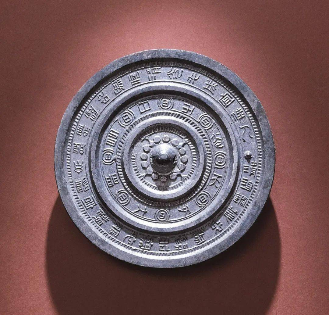十二连珠纹钮座,钮座外一周凸起的圈带,其外配置一周铭文"见日之光