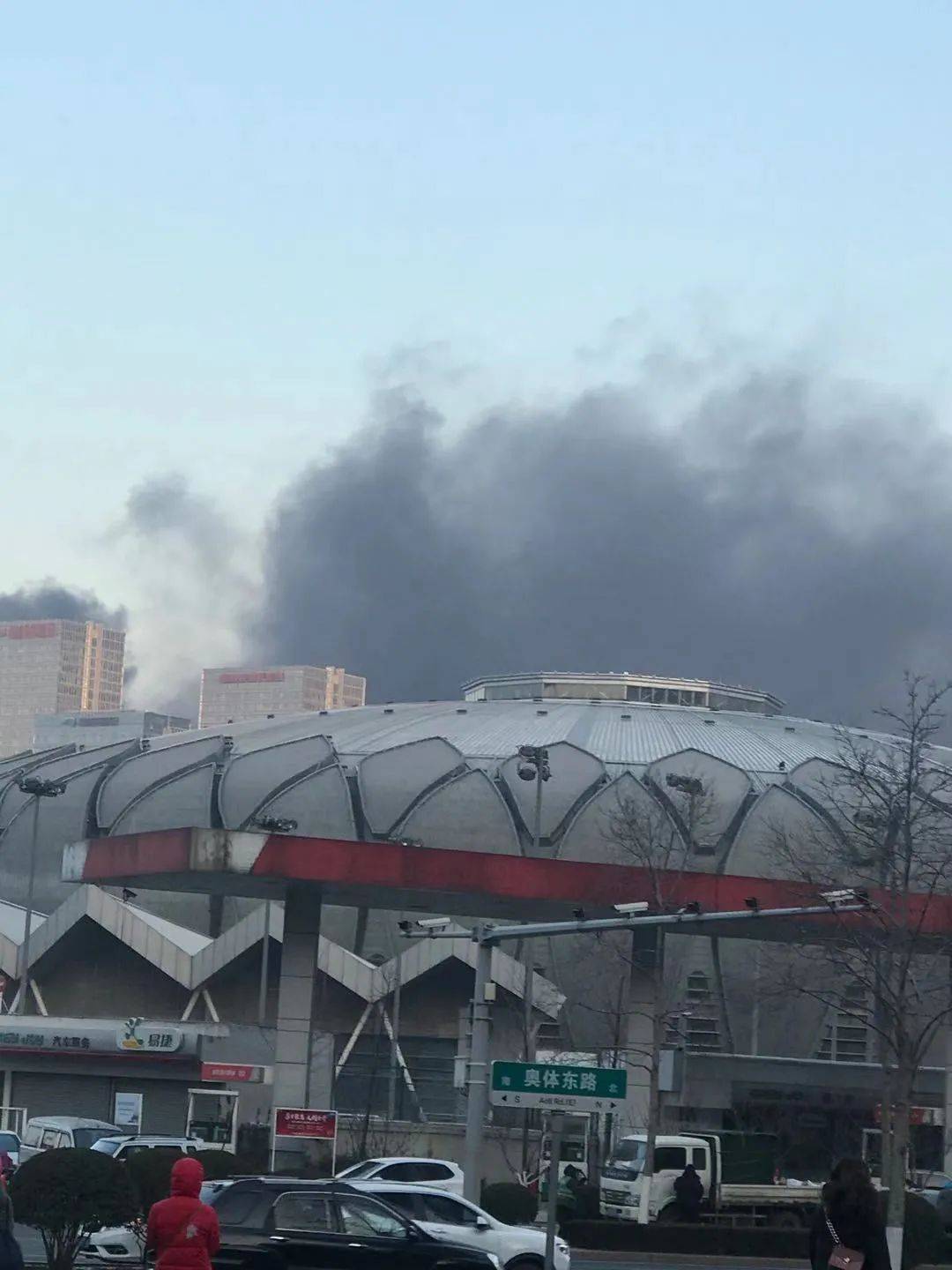 突发济南一在建工地房顶沥青起火现场浓烟滚滚视频7辆消防车赶赴事发