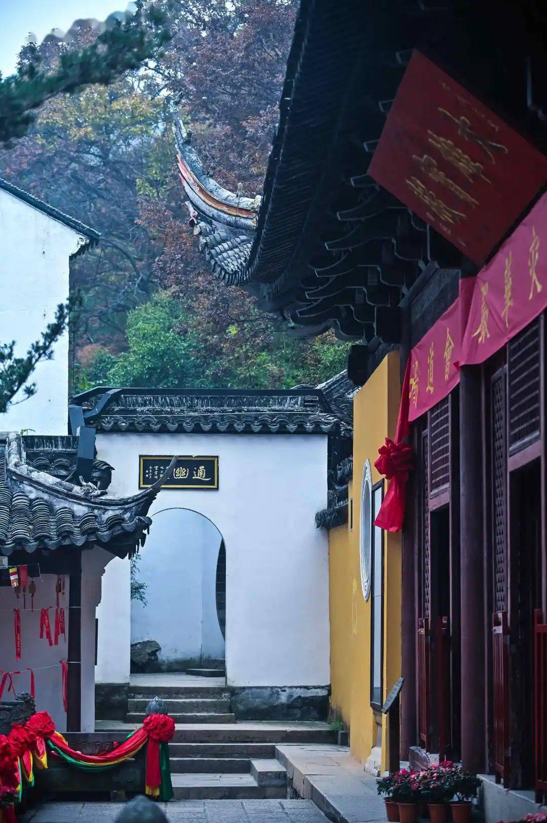 山光悦鸟性,潭影空人心",语言清新素朴,寓意深长,抒发了寄情山水的