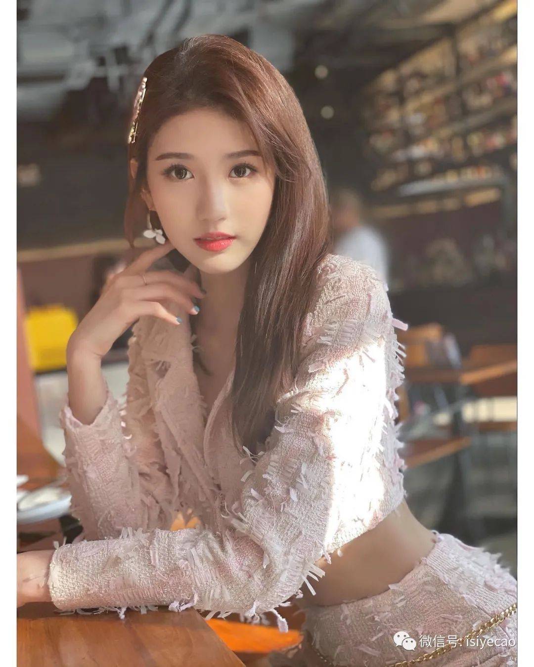 不畏寒冷,大秀纤腰美腿,朱主爱传授"蛇腰"秘诀