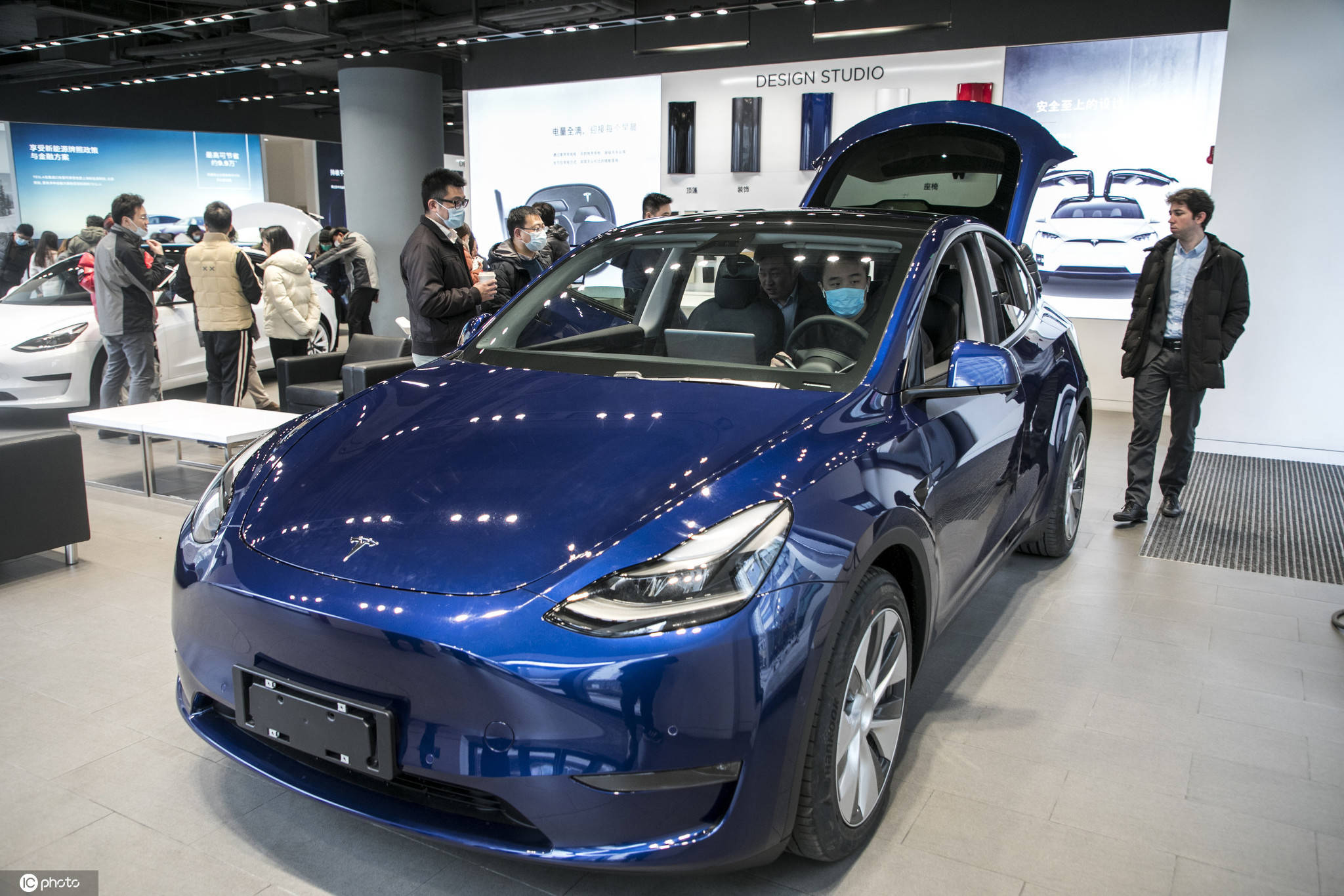 特斯拉model y降价 吸引众多购车族前来体验