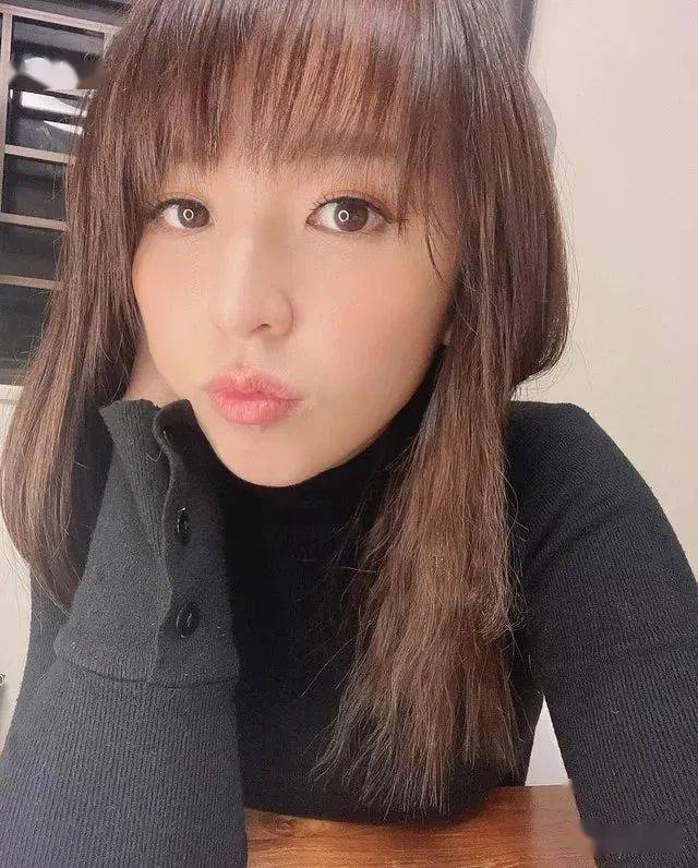 tvb索爆人妻晒嘴肿照性感厚唇引港姐留言好想滋润下你