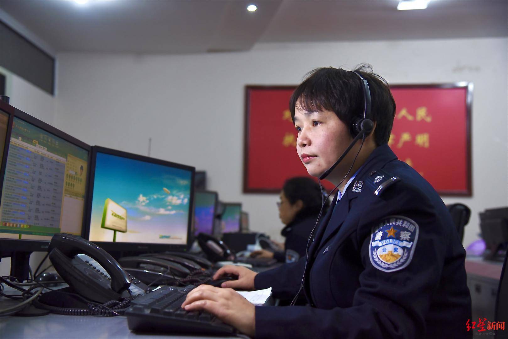 这是四川威远县公安局110指挥中心三级警长肖敏从警27年来的工作量.