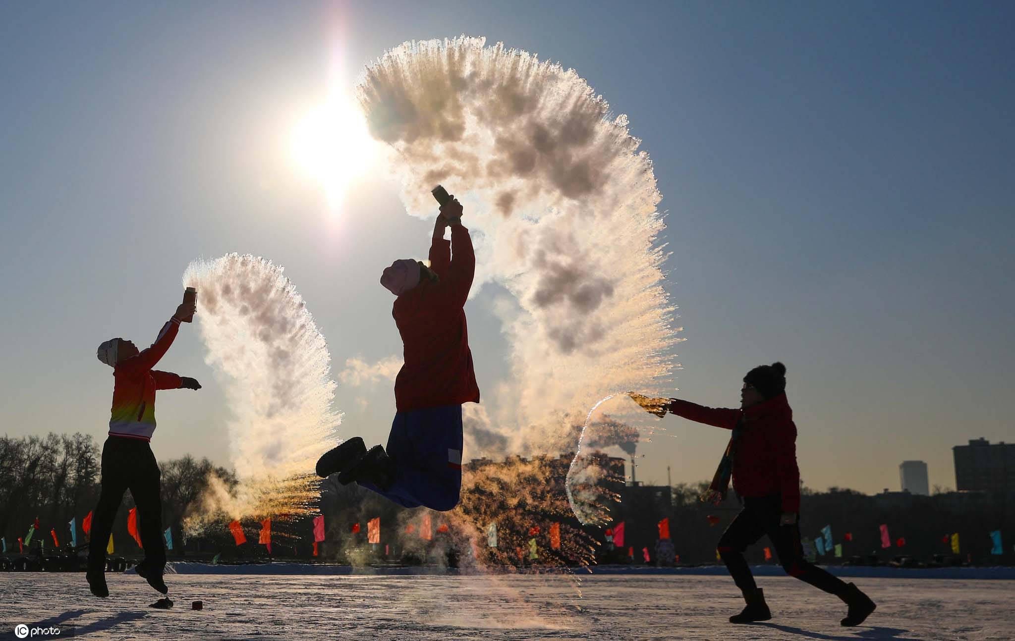27℃沈阳市民玩泼水成冰 画面美哭