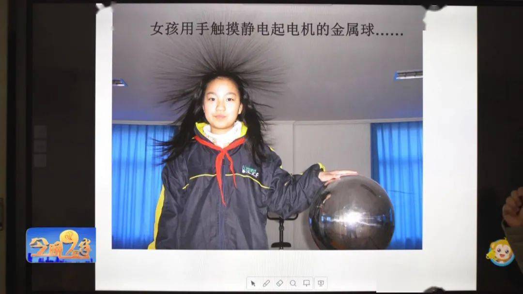 南平实验小学 学生早晨梳头的时候总是梳不好,因为静电总是把我的头发