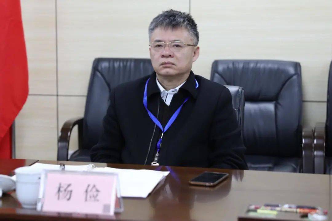 韦江与自治区人大常委会副秘书长宋震寰座谈