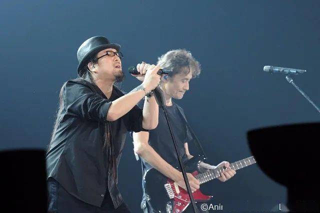 世界终结》的现场版刷屏了,这个场景即是曲作者织田哲郎的演唱会现场