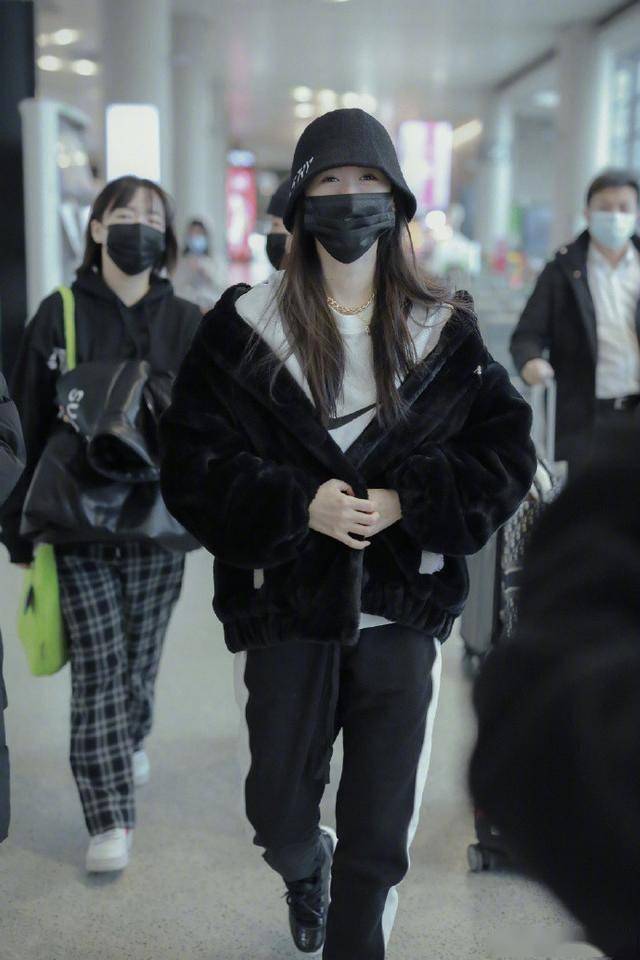 袁冰妍真是时髦精,黑色皮草搭休闲裤,戴渔夫帽气质太好了