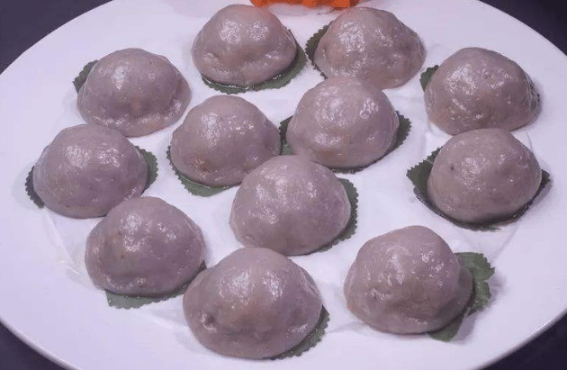 山粉馍馍做法以番薯粉和压碎揉捏的芋仔泥为主料,将芋仔煮熟后剥皮,与