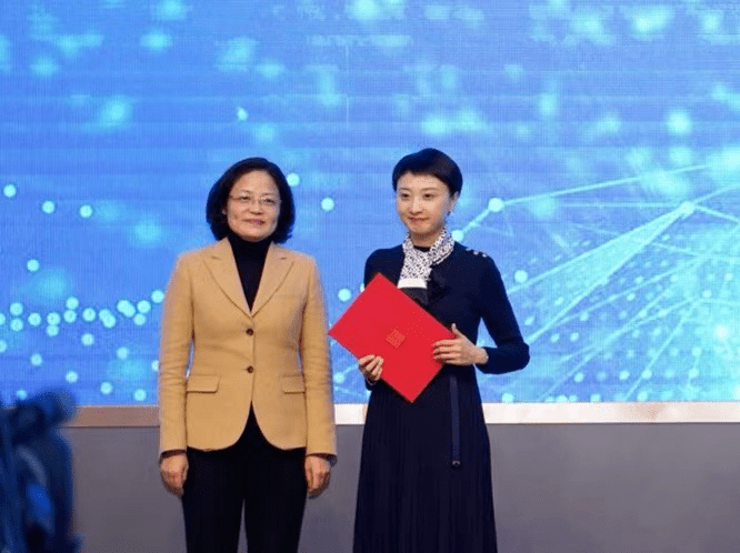 区委常委,组织部部长徐静为上海钢联电子商务股份有限公司颁发首张