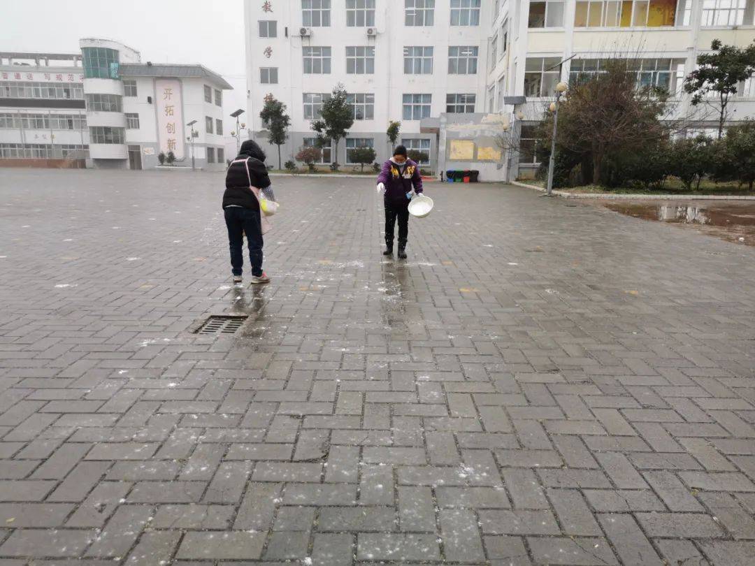 乌当三中撒盐除冰抗凝冻.