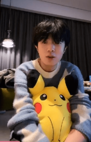 此前《说唱新世代》中比较热门的rapper姜云升,因为比较喜欢皮卡丘这