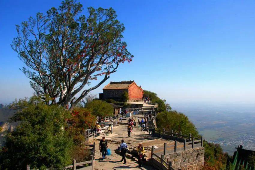 神農山是國家aaaaa級風景旅遊區,位於河南省沁陽市紫陵鎮趙寨村,與