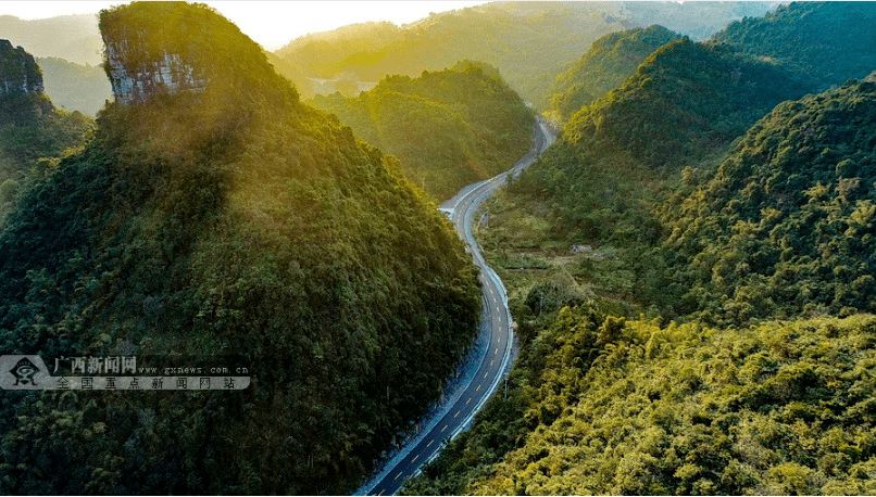 图为罗环二级公路二标段沥青摊铺现场(韦睿 覃芳 摄)