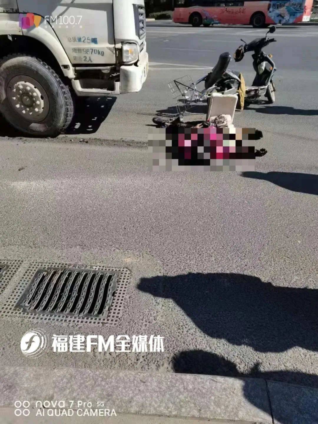 事故现场造成交通拥堵有人受伤倒地不起福州福飞北路发生一起车祸有