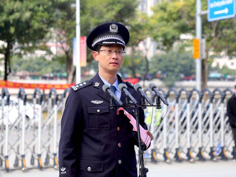 在安溪县公安局大楼前,安溪副县长,公安局长杜双路,政委陈建煌及民警