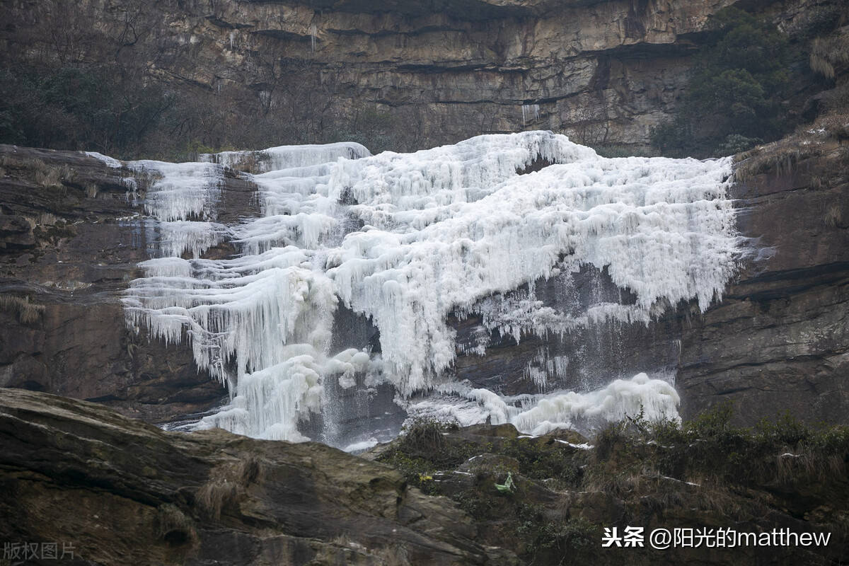江西庐山三叠泉冰封百米冰瀑挂悬崖庐山冬景美