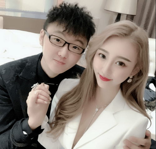 前天样哥和瑶瑶因为套子事件再次分手,样哥遭众多cp粉声讨被骂大渣男.