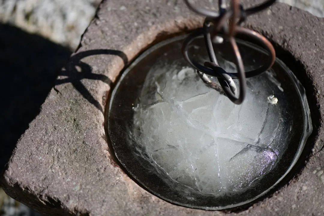 天寒地冻她们把冰坨子玩出了花