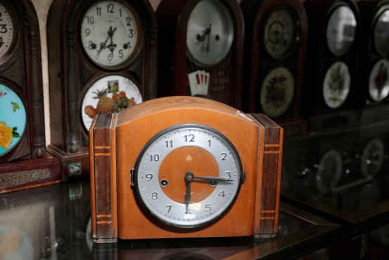 触摸老物件民间传统生活用品线上展老座钟