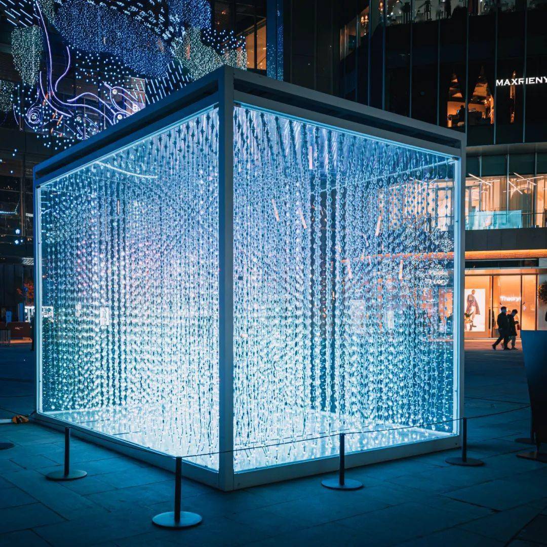 夜空彩虹x成都万象城2期逐光之境探索先锋光影装置